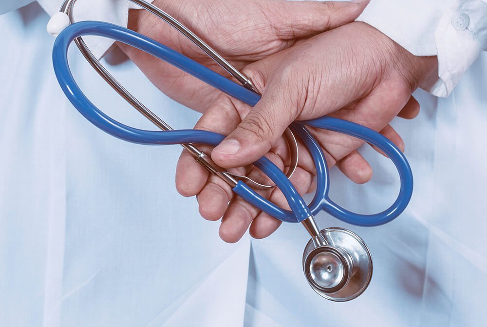 hand-holding-a-stethoscope-PPXZH2J.jpg